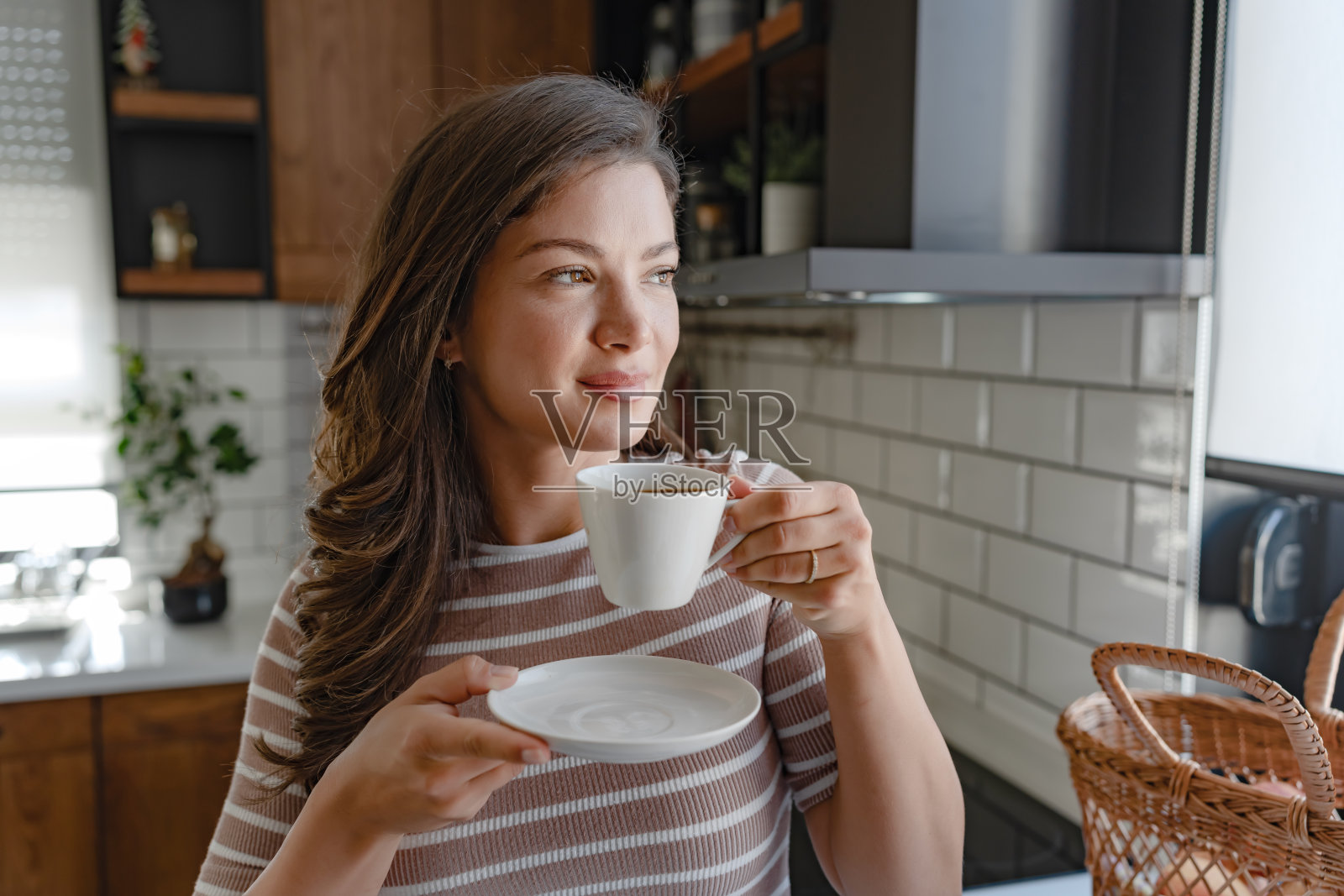 美丽的年轻女子在家里享受着她的第一杯浓缩咖啡照片摄影图片