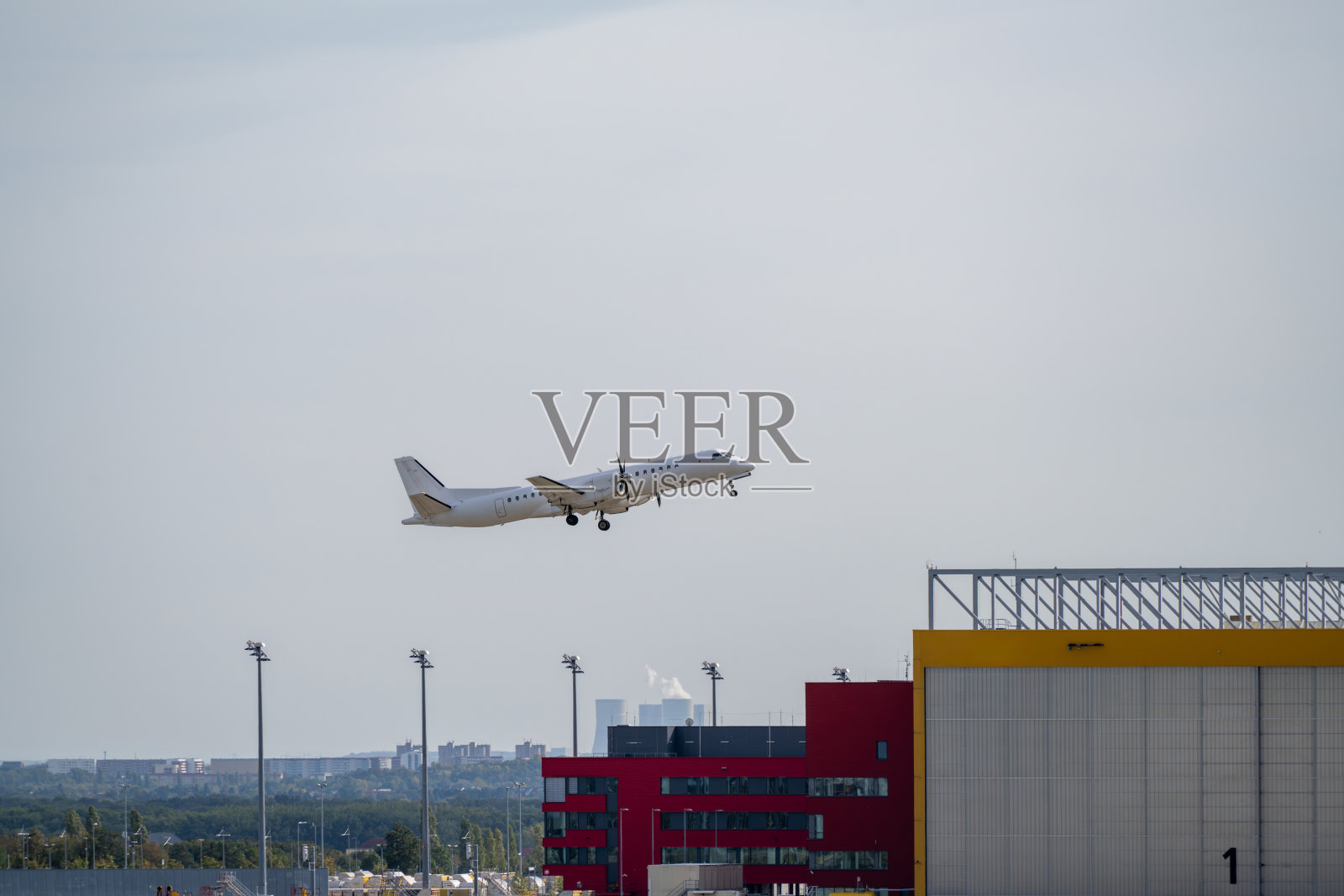 飞机降落时低飞的飞机照片摄影图片