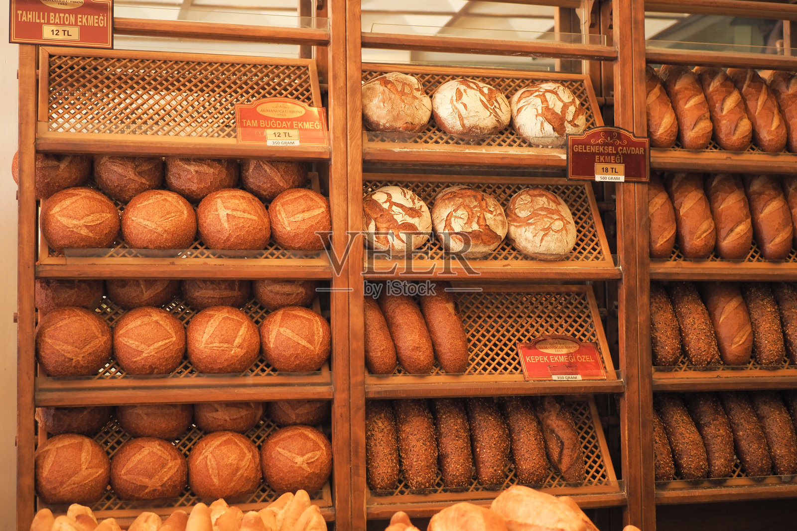 伊斯坦布尔农贸市场货架上新鲜出炉的面包。照片摄影图片