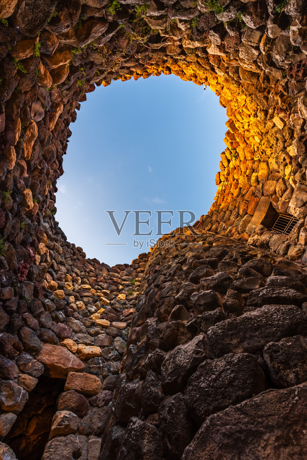 在撒丁岛的青铜时代堡垒内，联合国教科文组织世界遗产苏努拉西迪巴鲁米尼。照片摄影图片