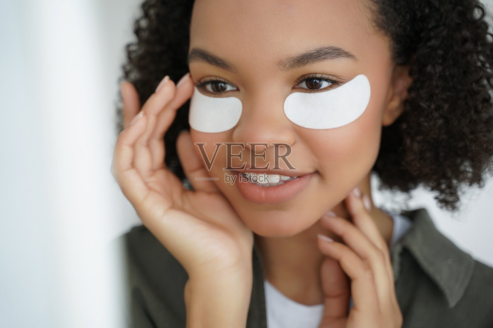 黑人女性眼部护理贴片专注于护肤美容照片摄影图片