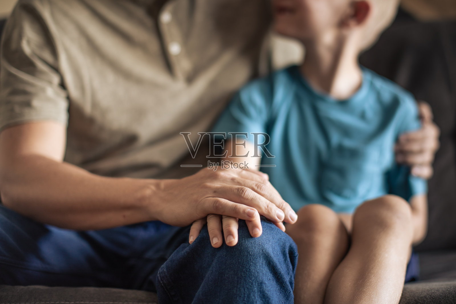 父子情谊。照片摄影图片