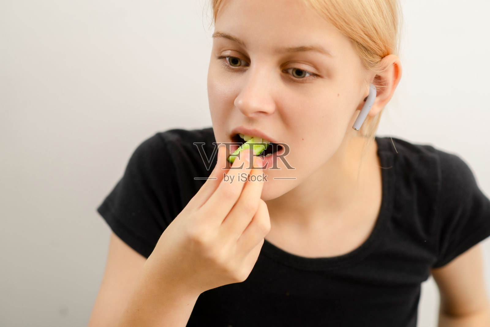 年轻女子十几岁多吃黄瓜，吃素，有益蔬菜照片摄影图片