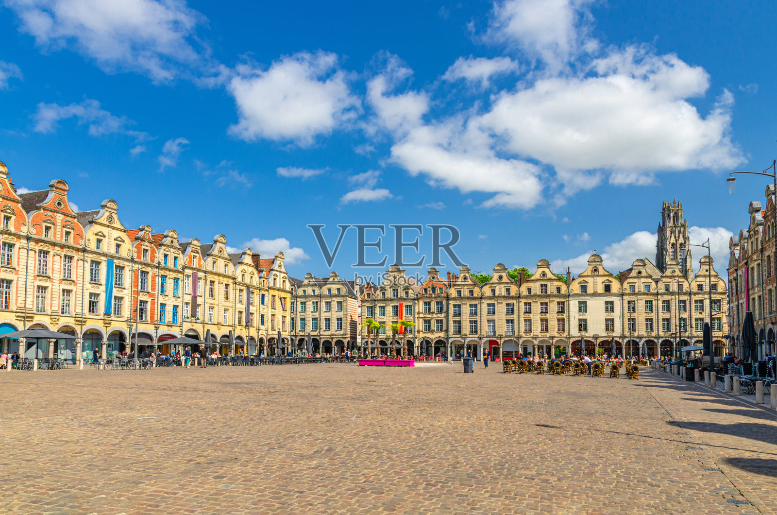 阿拉斯的城市景观，弗兰德-巴洛克风格的联排别墅建筑在La Petite市场，英雄广场在老城区中心，蓝天，阿图瓦，加来海峡省，法国北部照片摄影图片