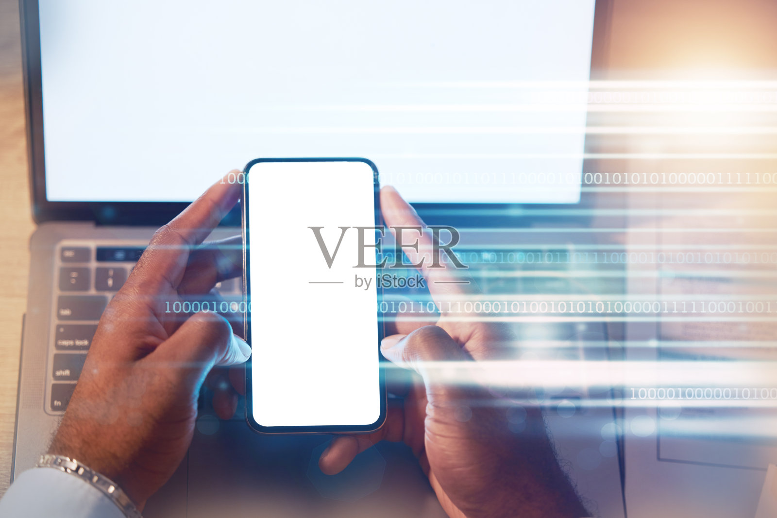 商人，电话和手在晚上模拟屏幕上的广告或营销以上在办公室。在移动智能手机应用程序和笔记本电脑上工作到很晚，复制空间显示在覆盖上照片摄影图片