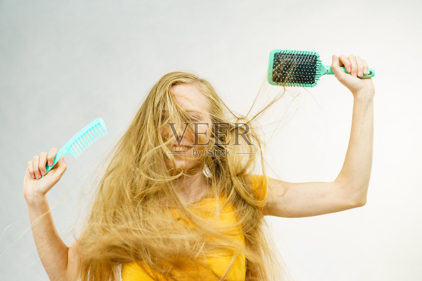 女孩用梳子吹头发照片摄影图片