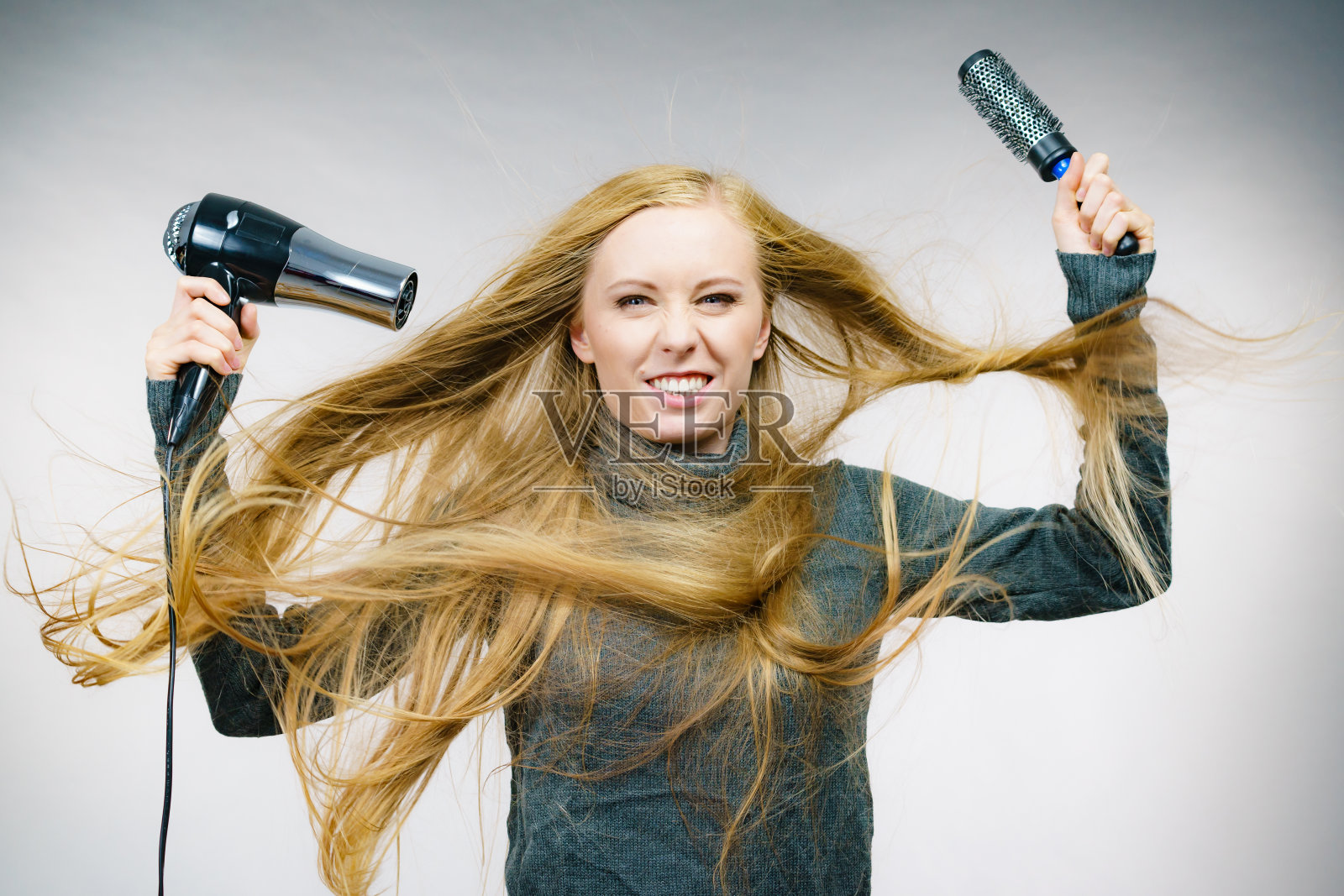女孩拿着发饰，给头发做造型照片摄影图片