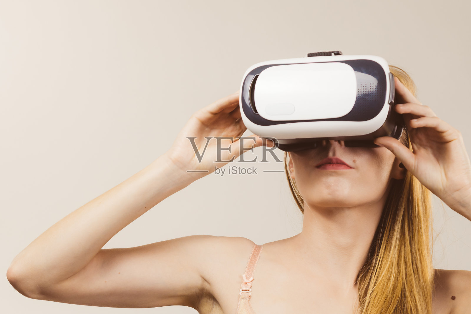 戴着虚拟现实眼镜的女孩。照片摄影图片