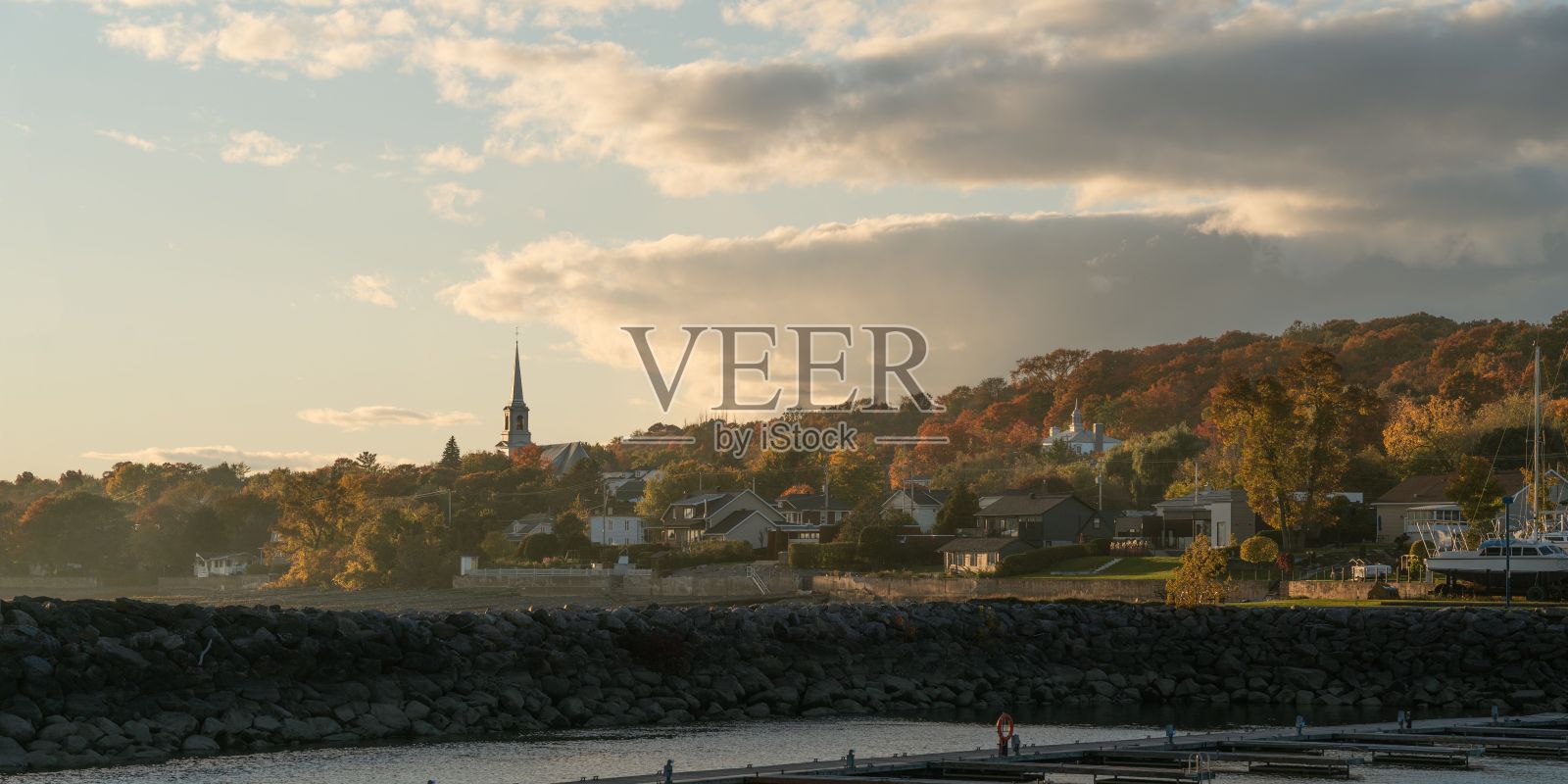 一艘船停在城市前面的海滩上照片摄影图片