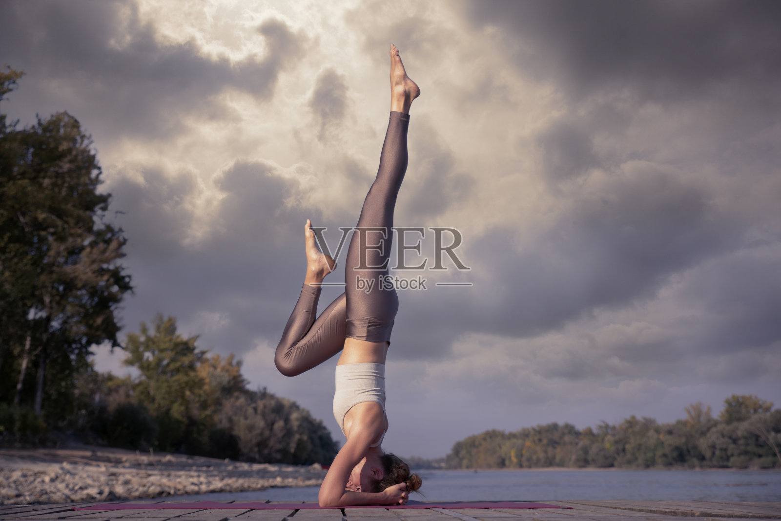 年轻女子在户外练习瑜伽照片摄影图片