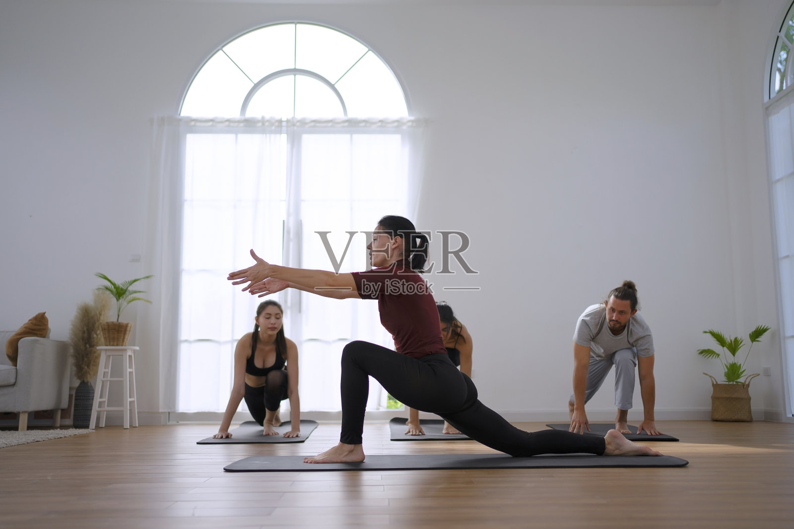 一群人在练瑜伽。照片摄影图片