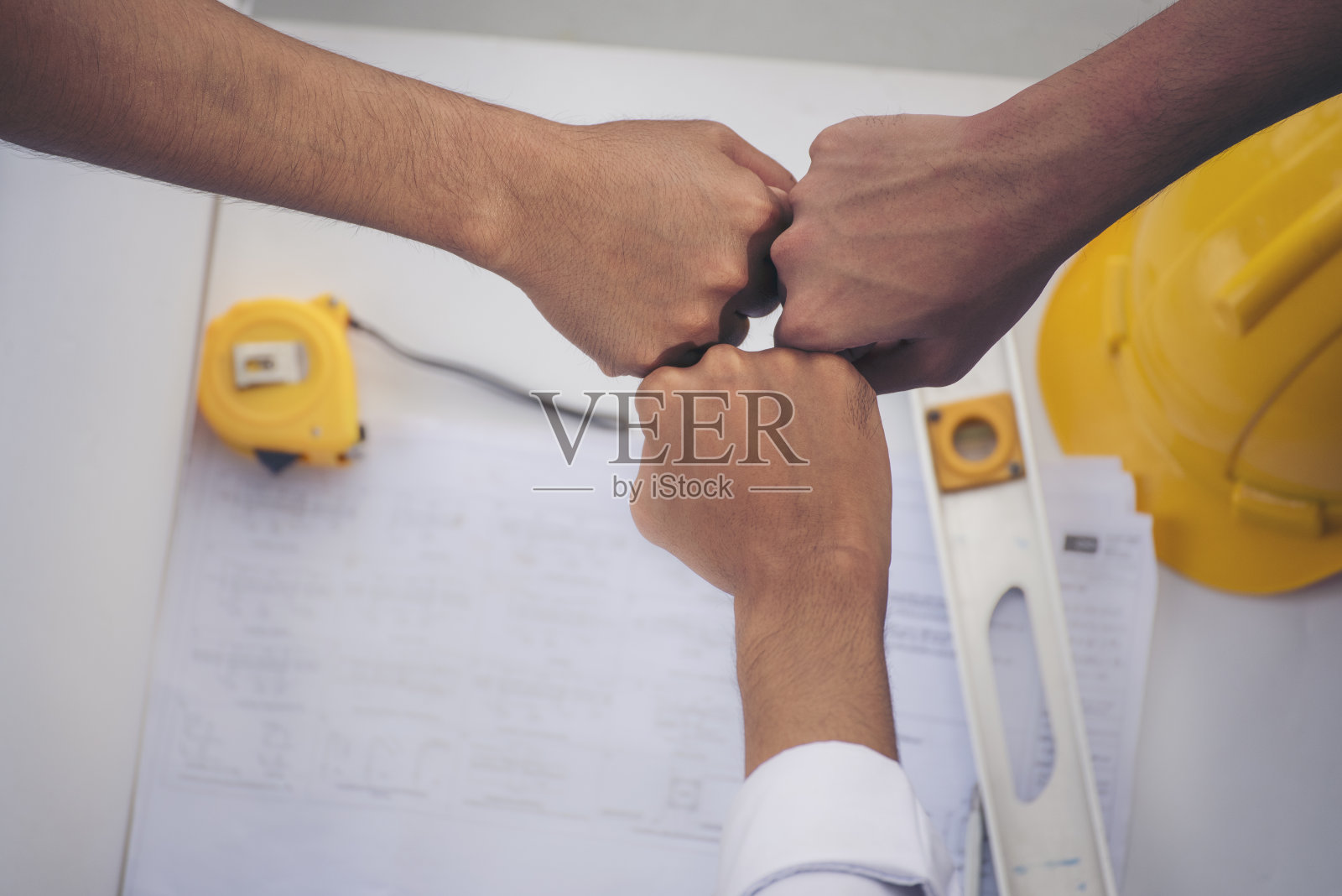 一群多种族的人团队会议携手工程师经理工头一起碰拳。近距离接触多元化工程师、人员、合作伙伴团队。业务连接团队加入合作伙伴关系照片摄影图片