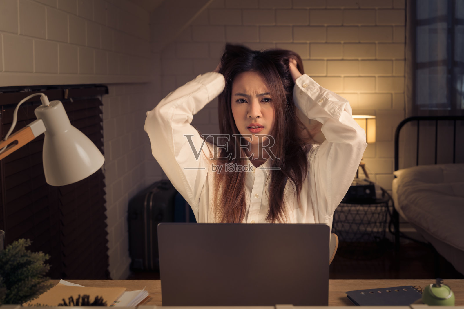 在家工作到很晚的沮丧女性面临挑战照片摄影图片