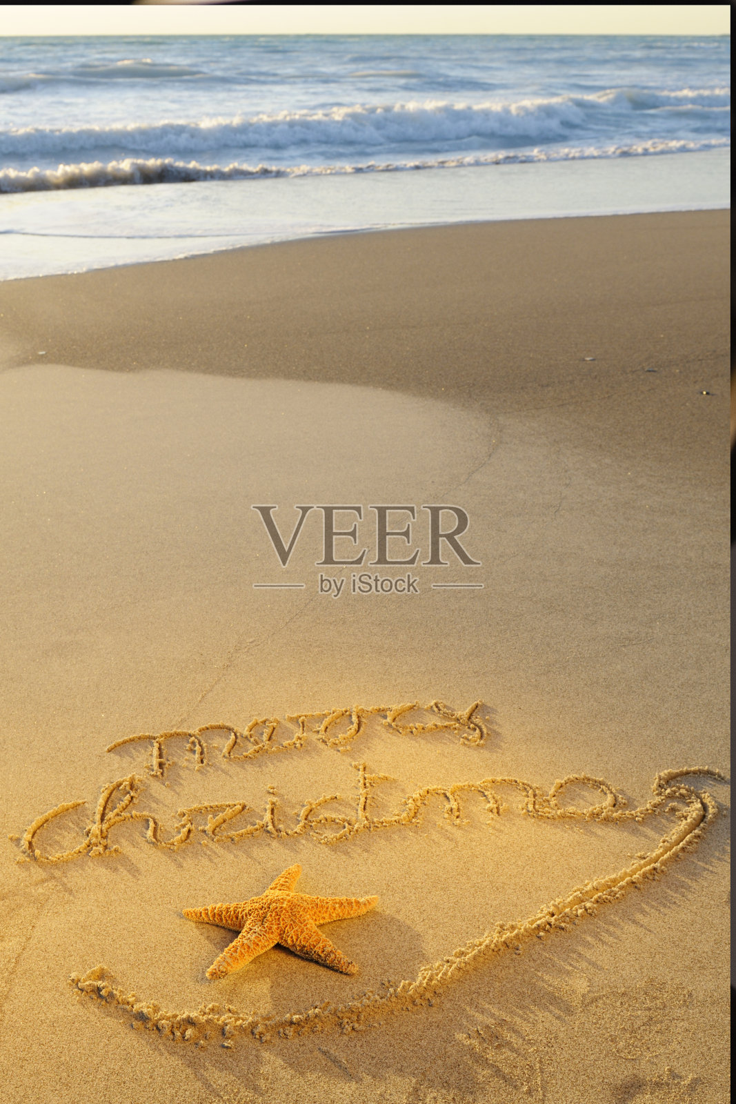 圣诞快乐写在沙滩上照片摄影图片