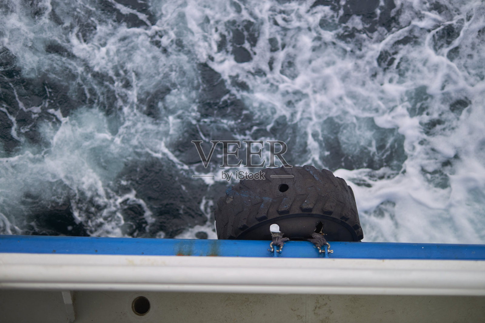 船移动的一面的俯视图与运动模糊照片摄影图片