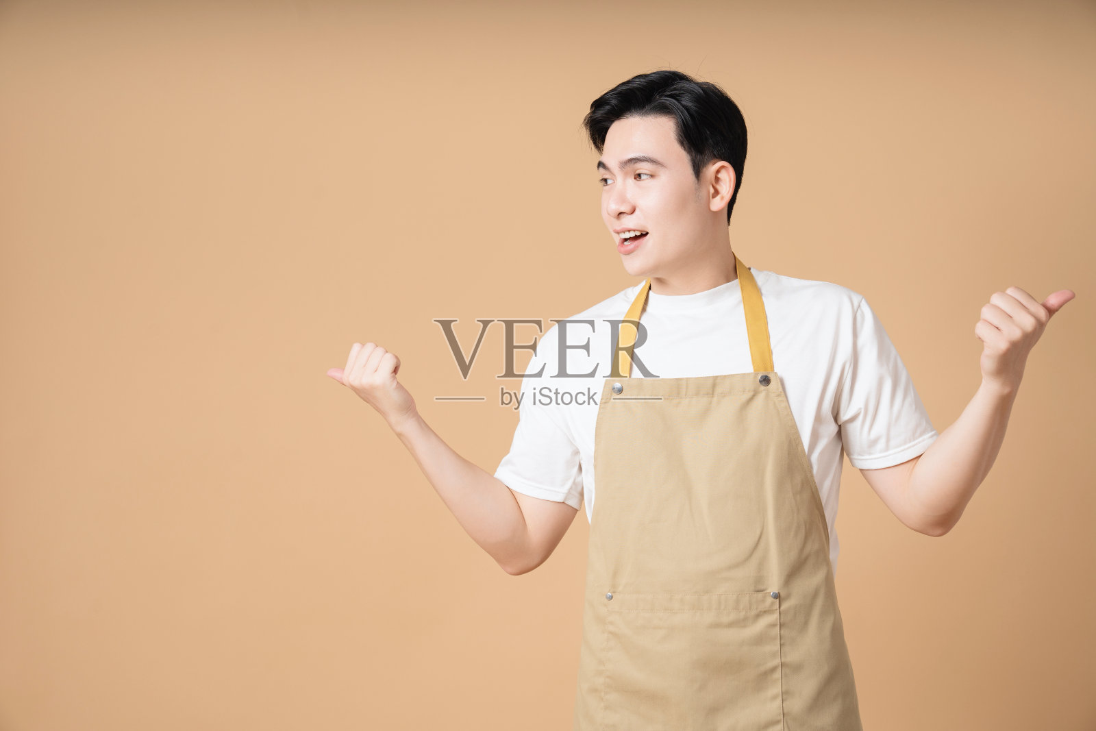 背景是年轻亚洲男子的照片照片摄影图片