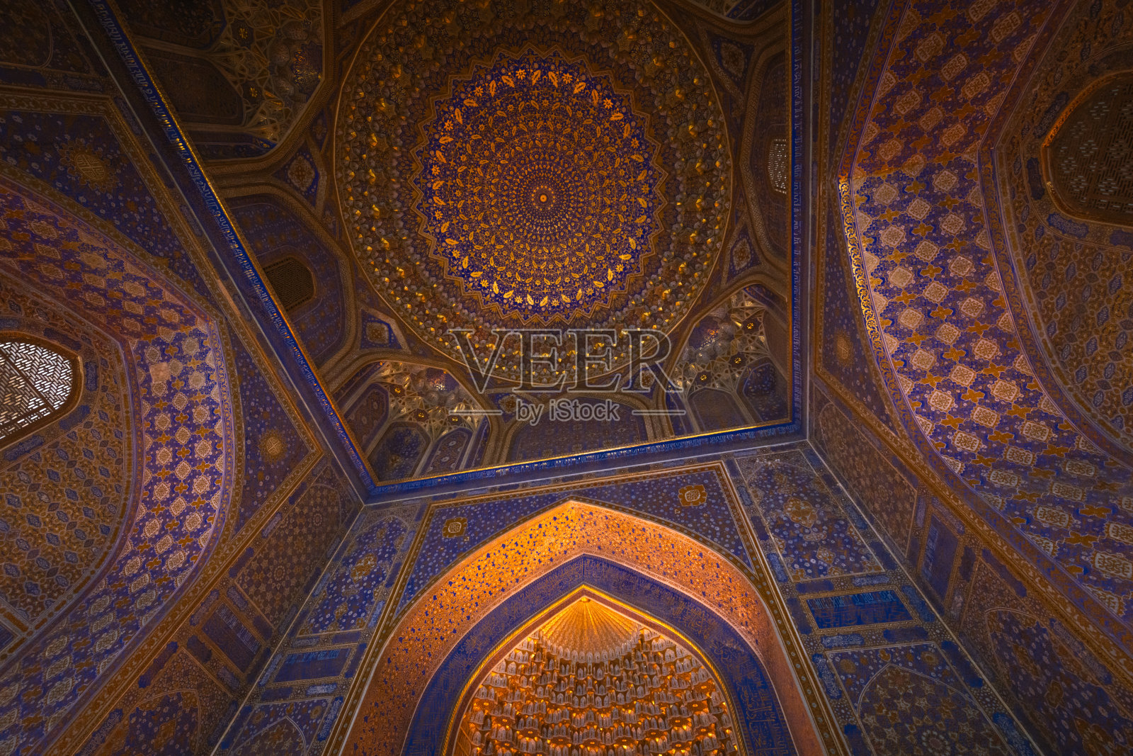 雷吉斯坦广场蒂尔卡里伊斯兰学校的装饰天花板照片摄影图片