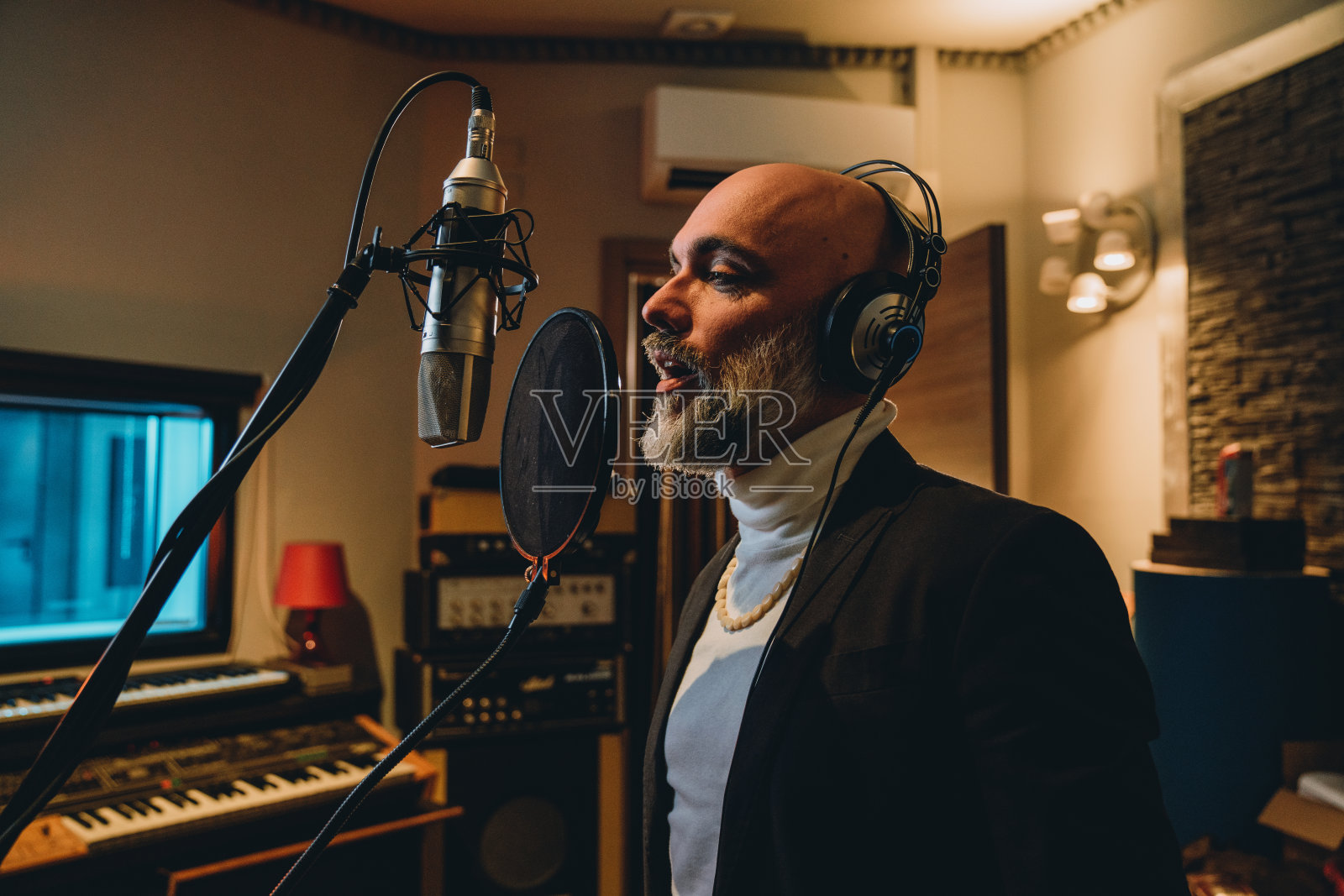 辛格正在一家专业录音室录制音乐照片摄影图片