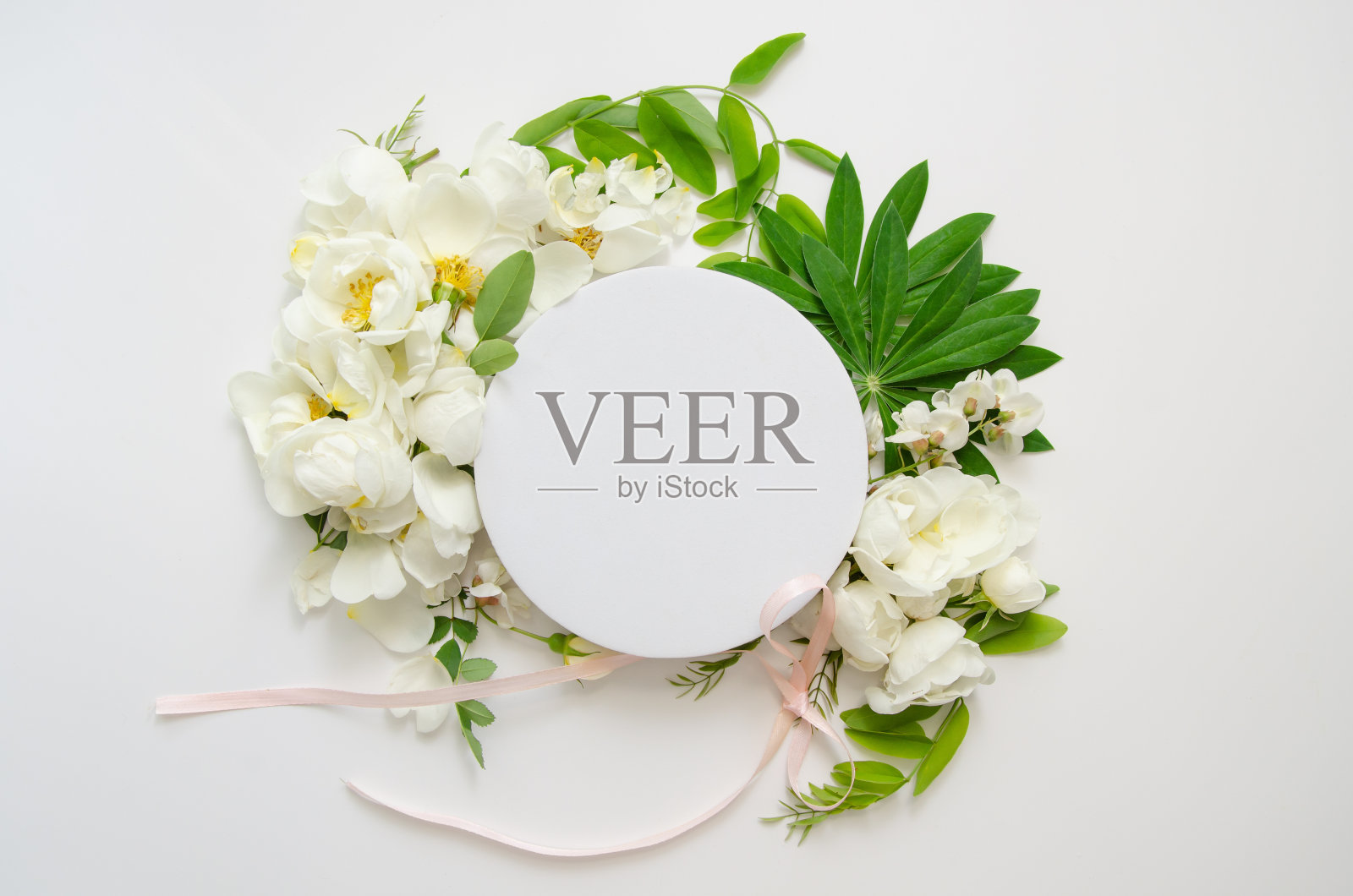 圆形框架花环与新鲜的花蕾，树枝和树叶隔离在白色的背景。平躺，俯视图。照片摄影图片