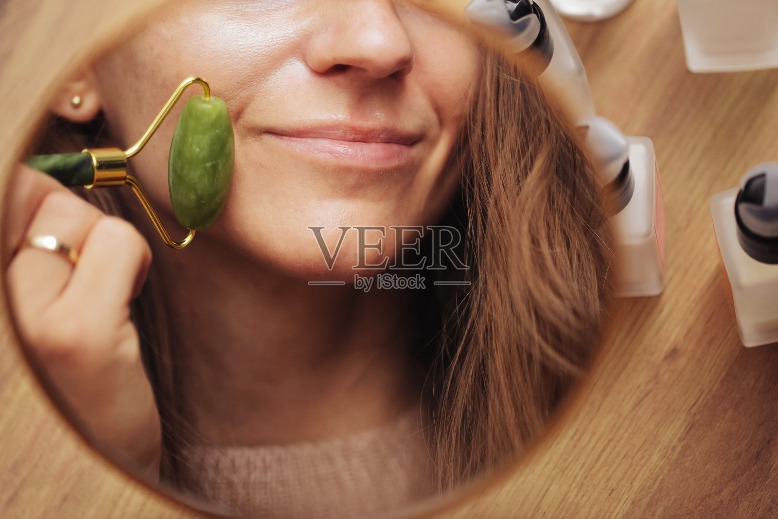 脸部按摩器背景。抗老化滚筒。真皮滚筒背景。皮肤护理。女性家庭水疗。表镜升降按摩。照片摄影图片