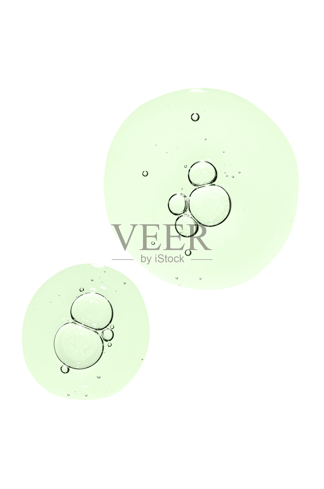 滴体精华液或带气泡的化妆品油。液体护肤品。孤立在白色背景上。照片摄影图片