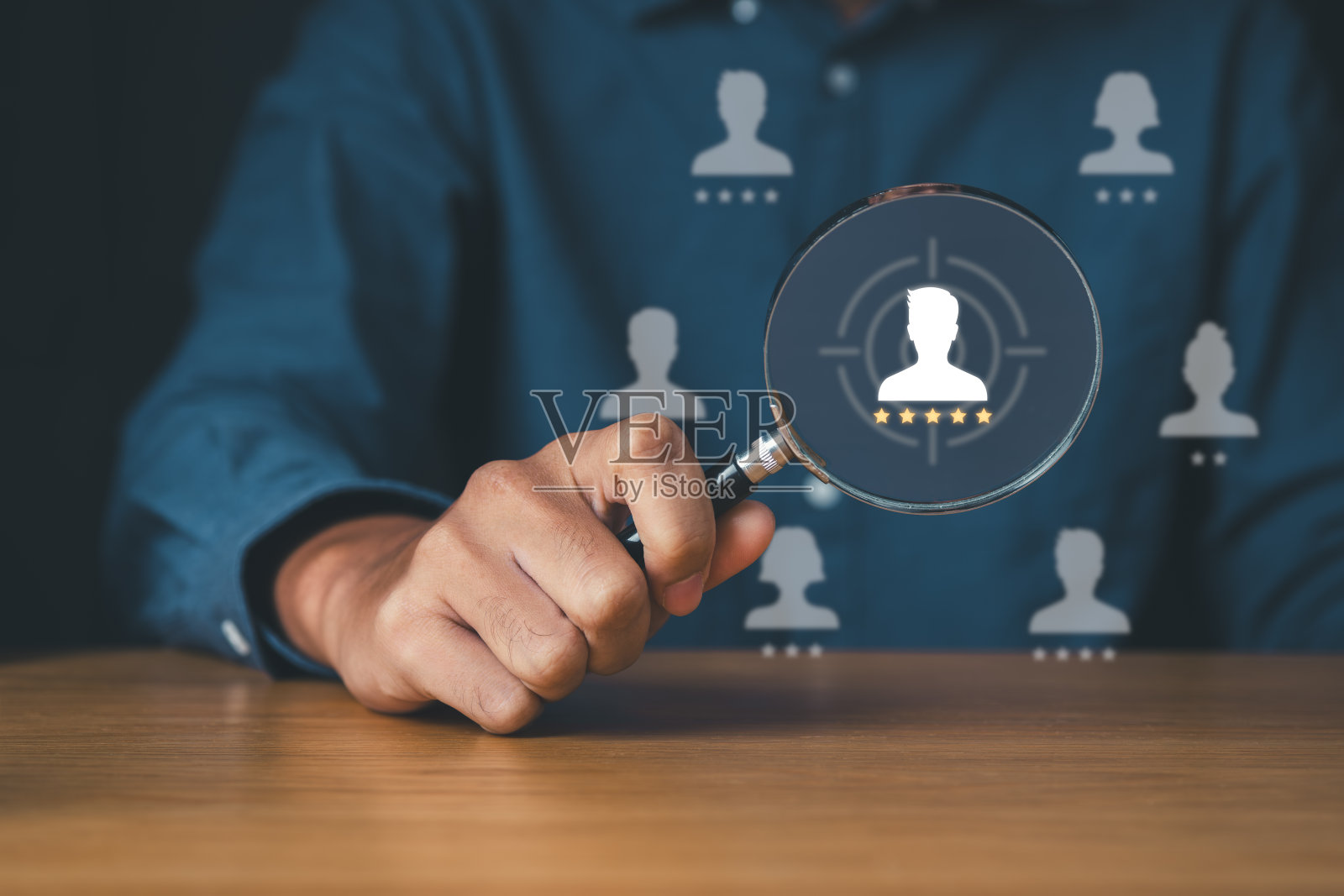 人力资源招聘招聘工作。寻找工作和商业领导的概念。带有人物图标的放大镜。照片摄影图片