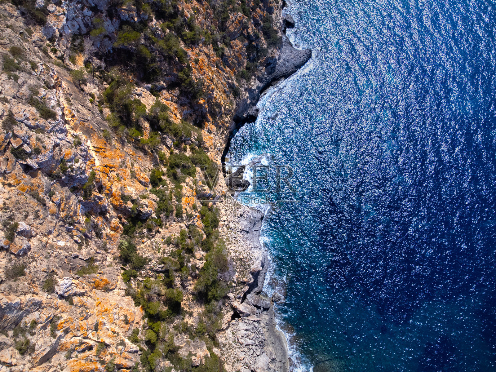 马略卡岛海岸，悬崖和岩石海滩，美丽的蓝色大海照片摄影图片