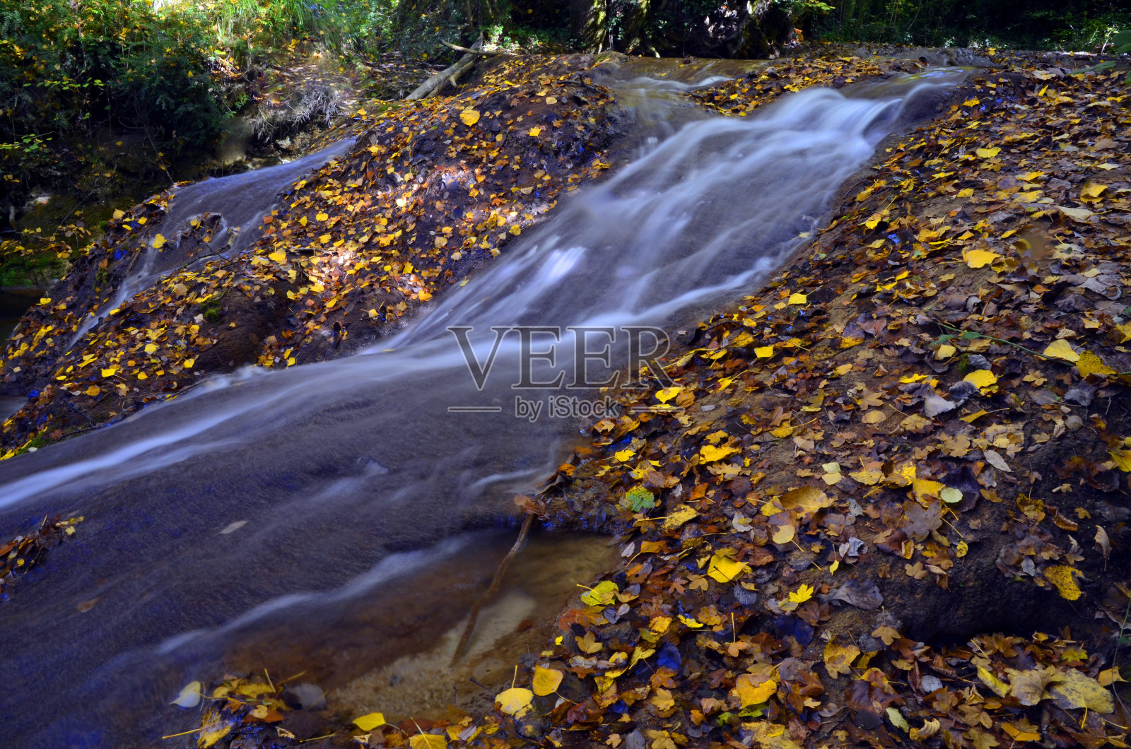 英格尔拉斯河的水流。Berganzo。巴斯克的国家。西班牙照片摄影图片