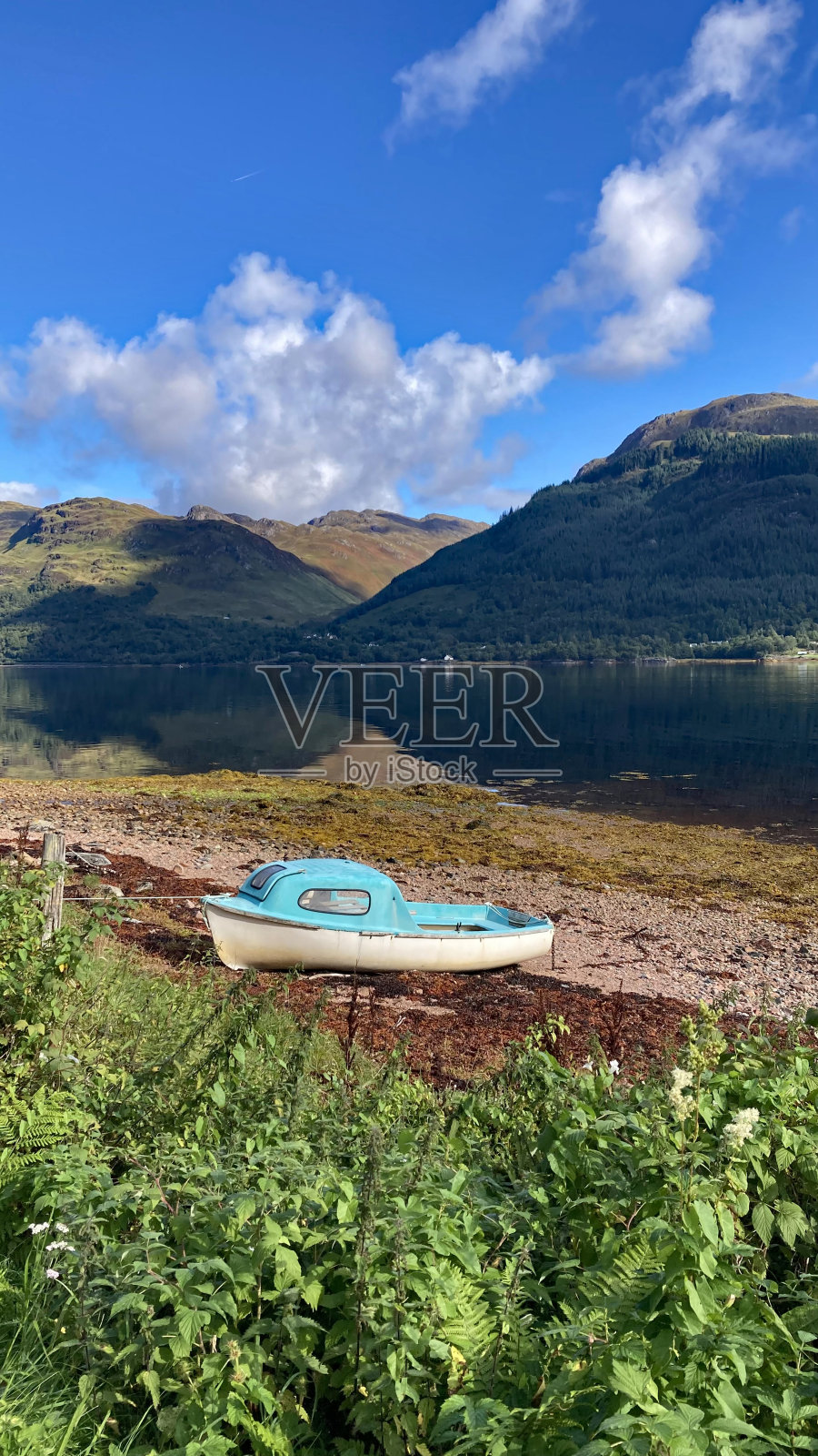 船停泊在荷兰湖上照片摄影图片