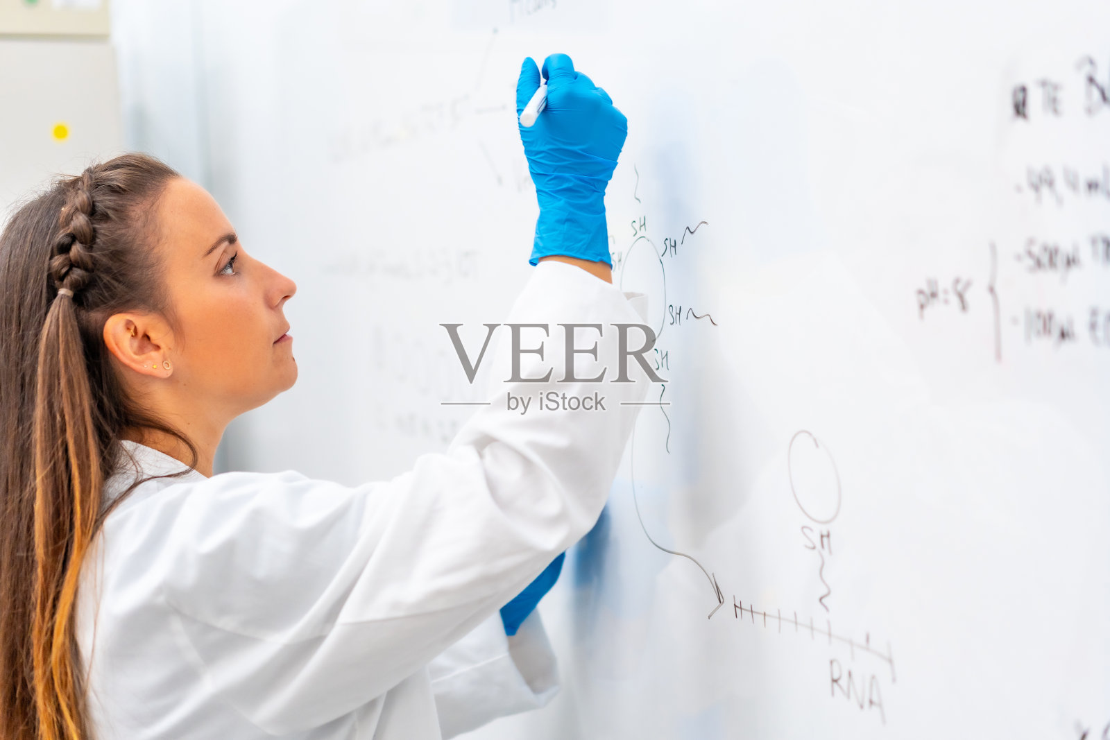 科学家用白板写数据照片摄影图片