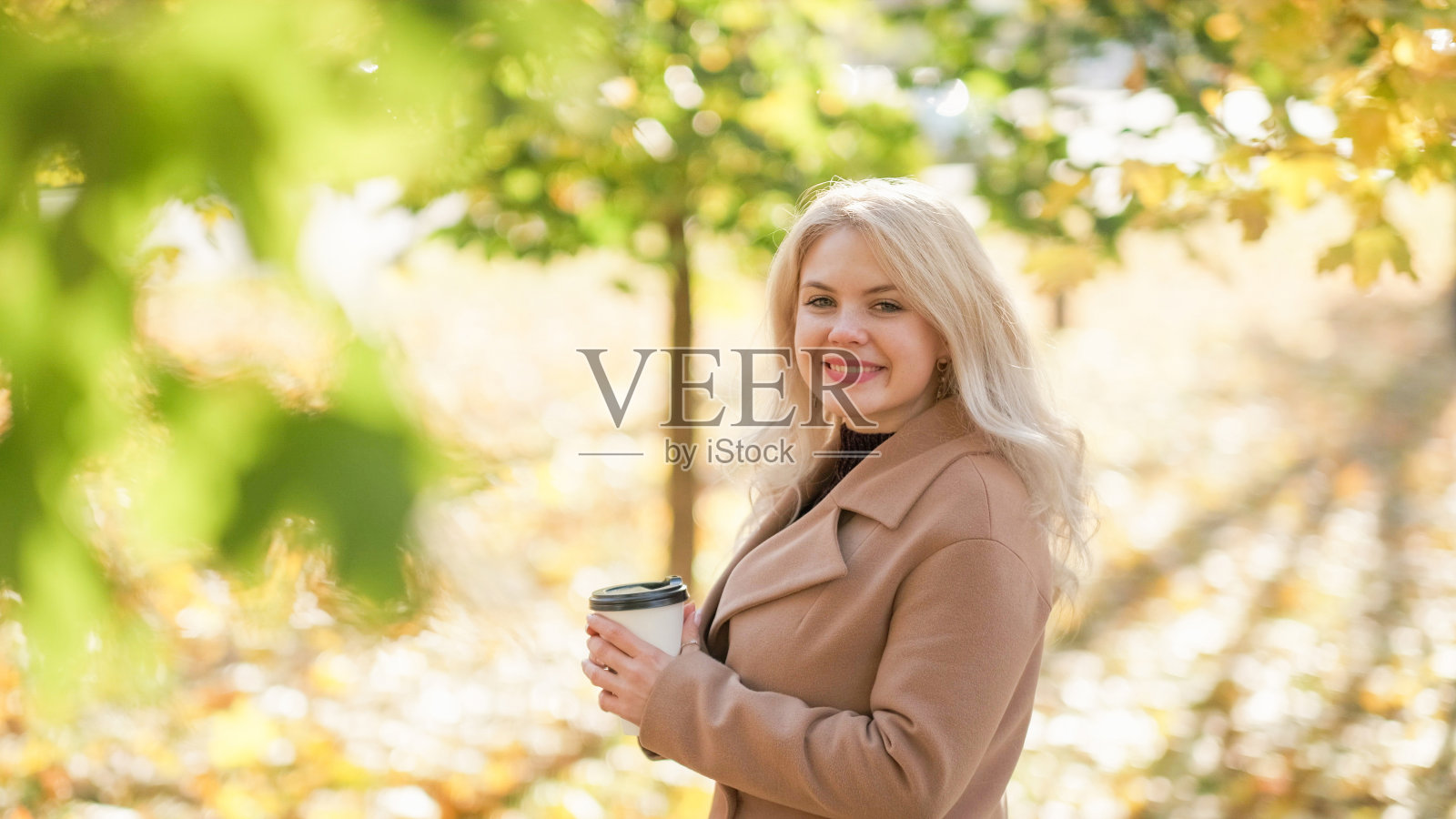 浪漫的心情激动着女人秋天自然快乐照片摄影图片