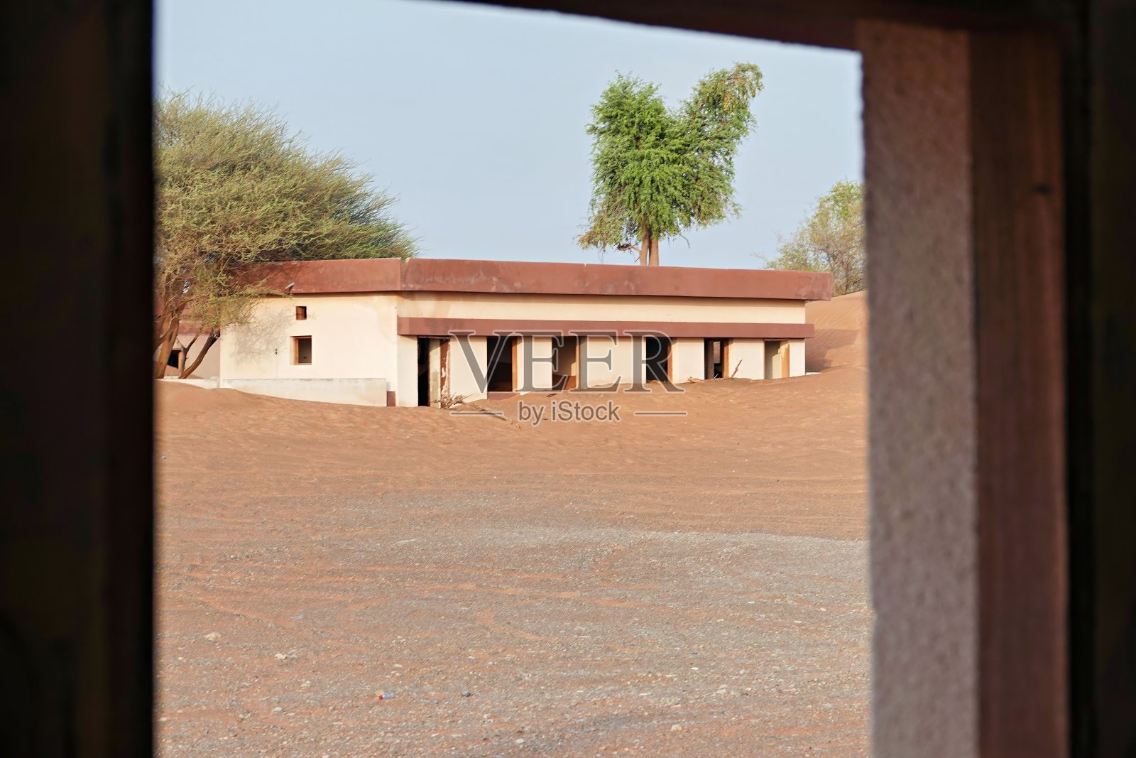 被埋没的幽灵村庄Al Madam，沙漠中被遗弃的村庄照片摄影图片