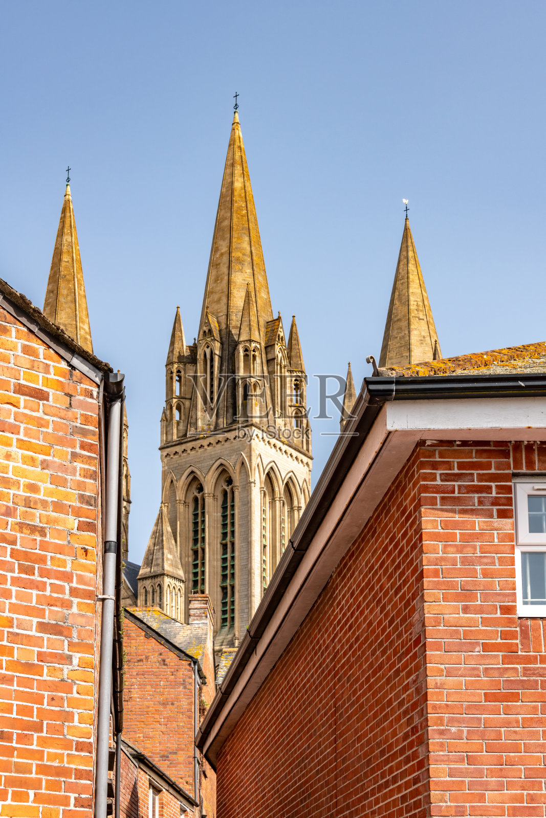 特鲁罗大教堂穿过市中心的建筑照片摄影图片