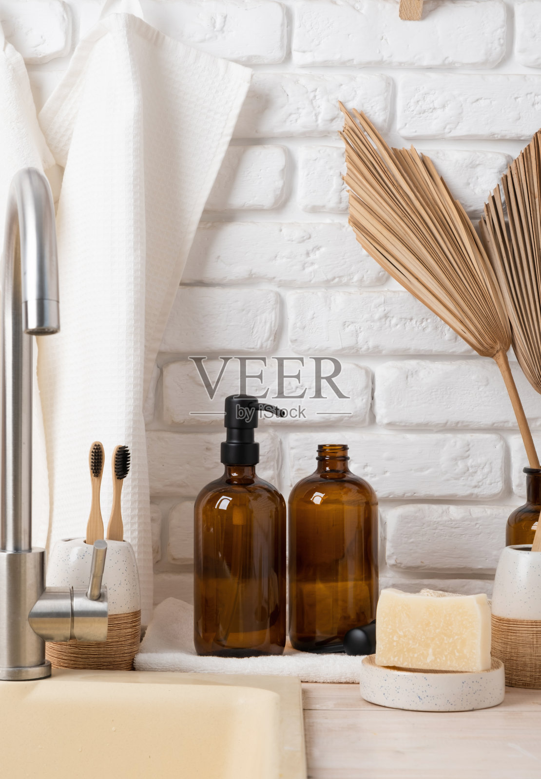 回收塑料泵瓶模拟白色砖墙背景附近的水槽照片摄影图片