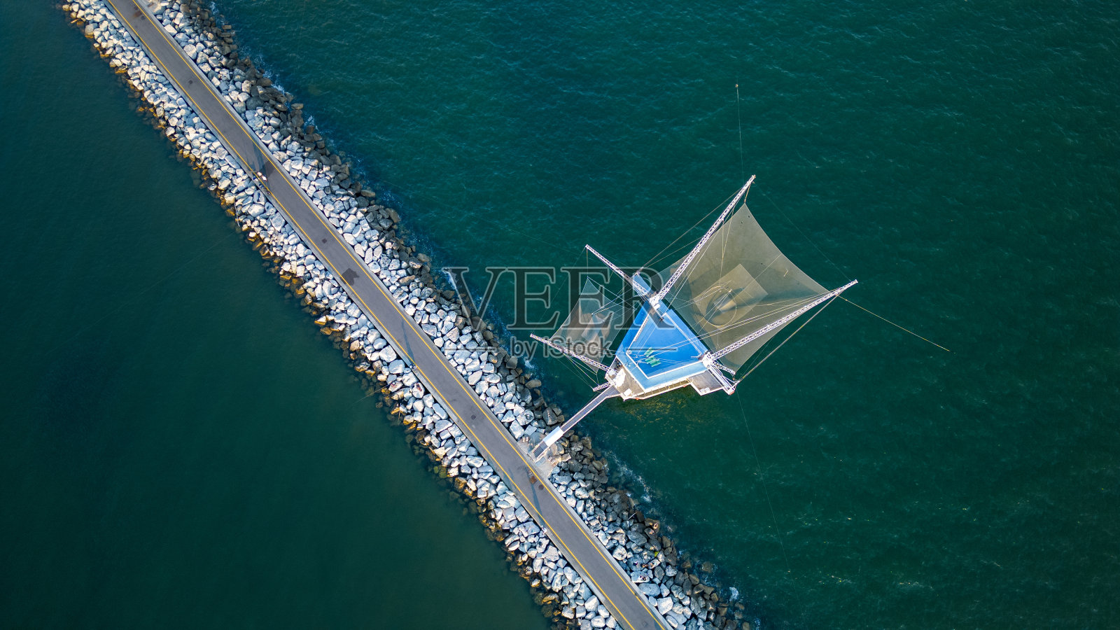 传统的渔业，渔房和渔网在海岸的拉文纳码头，意大利-地中海照片摄影图片