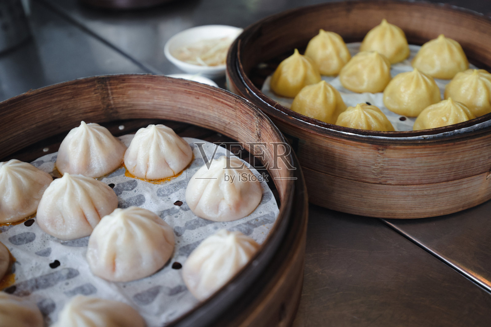 新鲜的饺子在传统的中国竹盘照片摄影图片