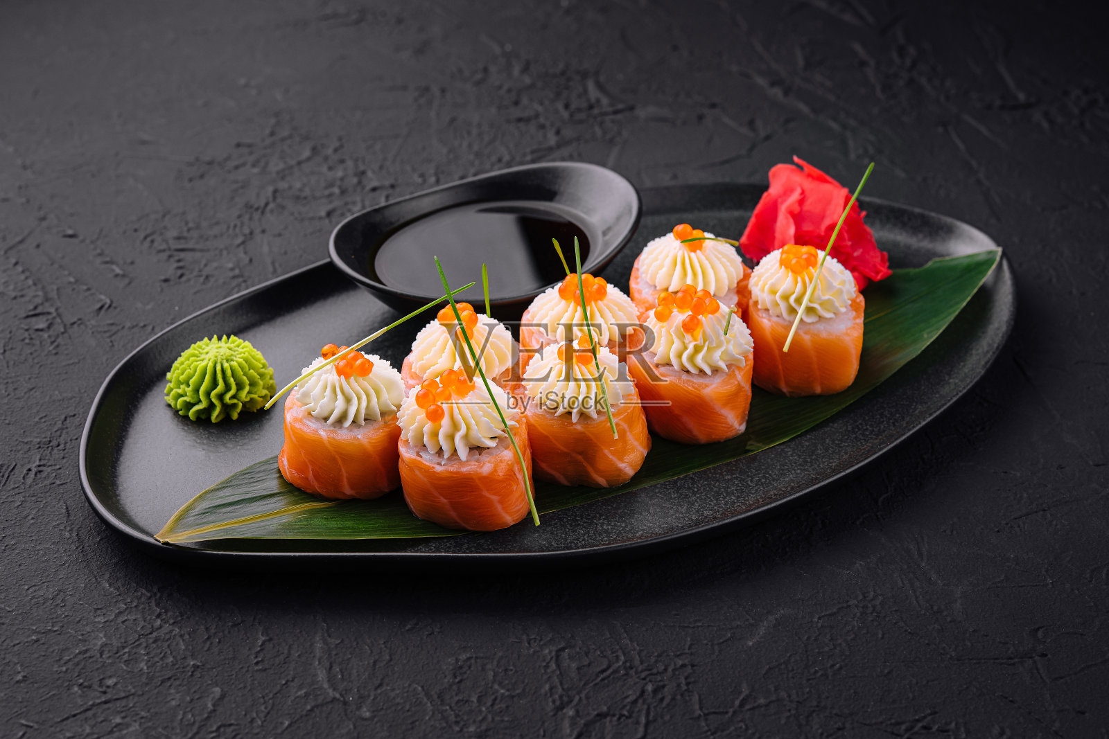 三文鱼鱼子酱寿司卷照片摄影图片