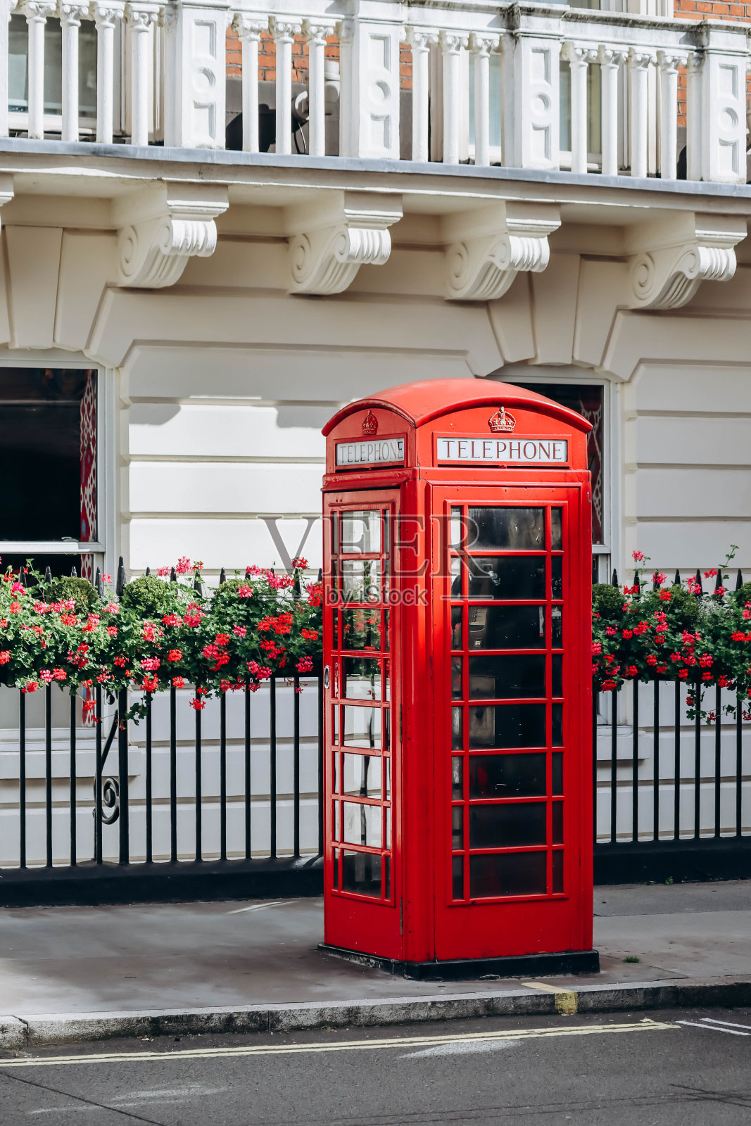 伦敦市中心标志性的红色电话亭照片摄影图片