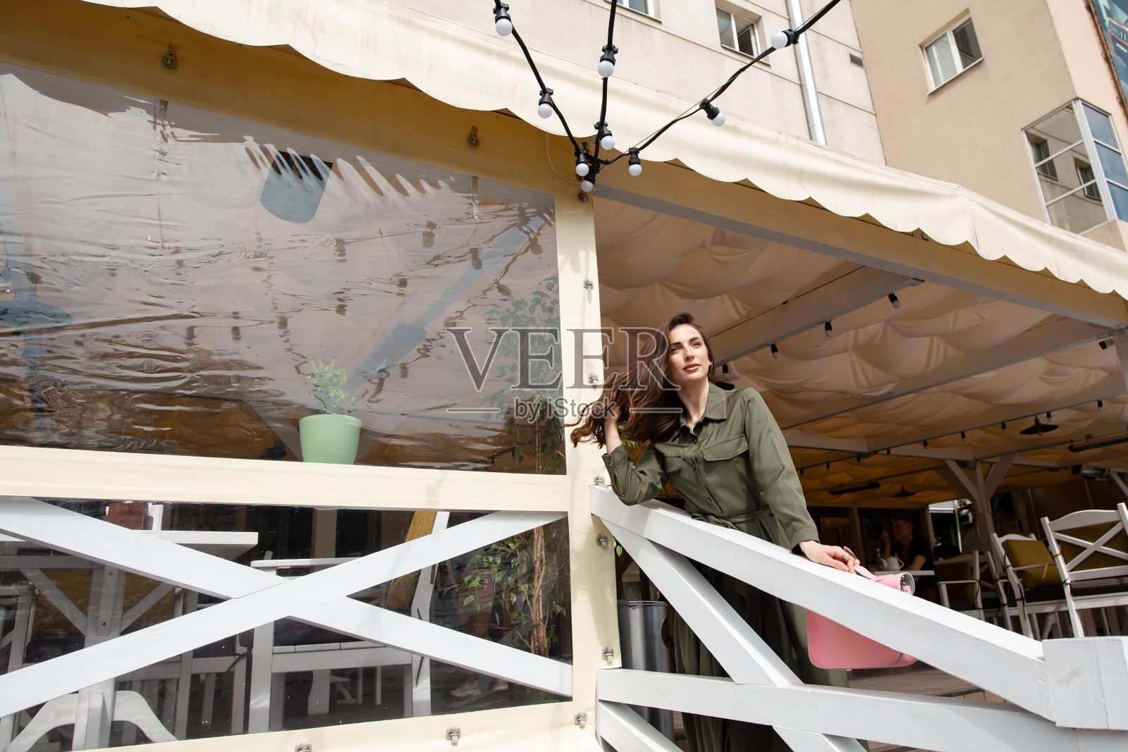 她手里拿着粉红色的手提包照片摄影图片