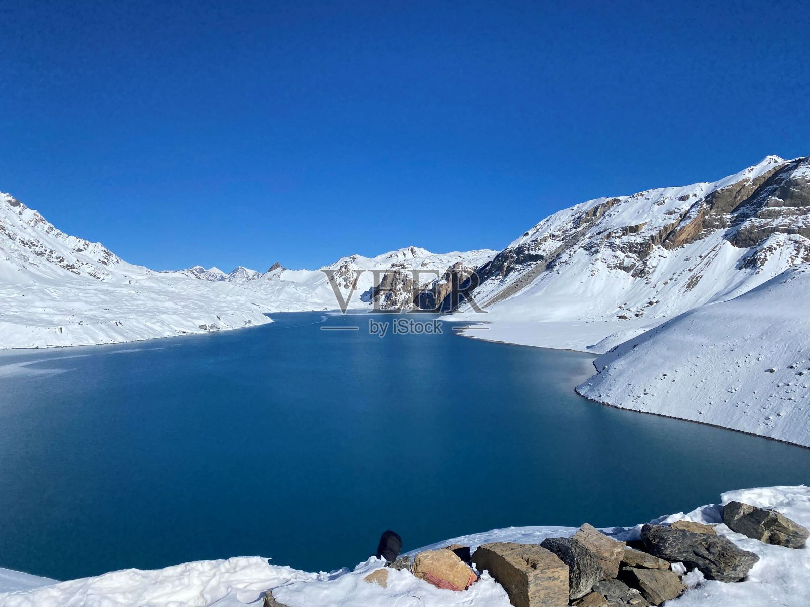 宁静的湖景，背景是湛蓝的天空照片摄影图片