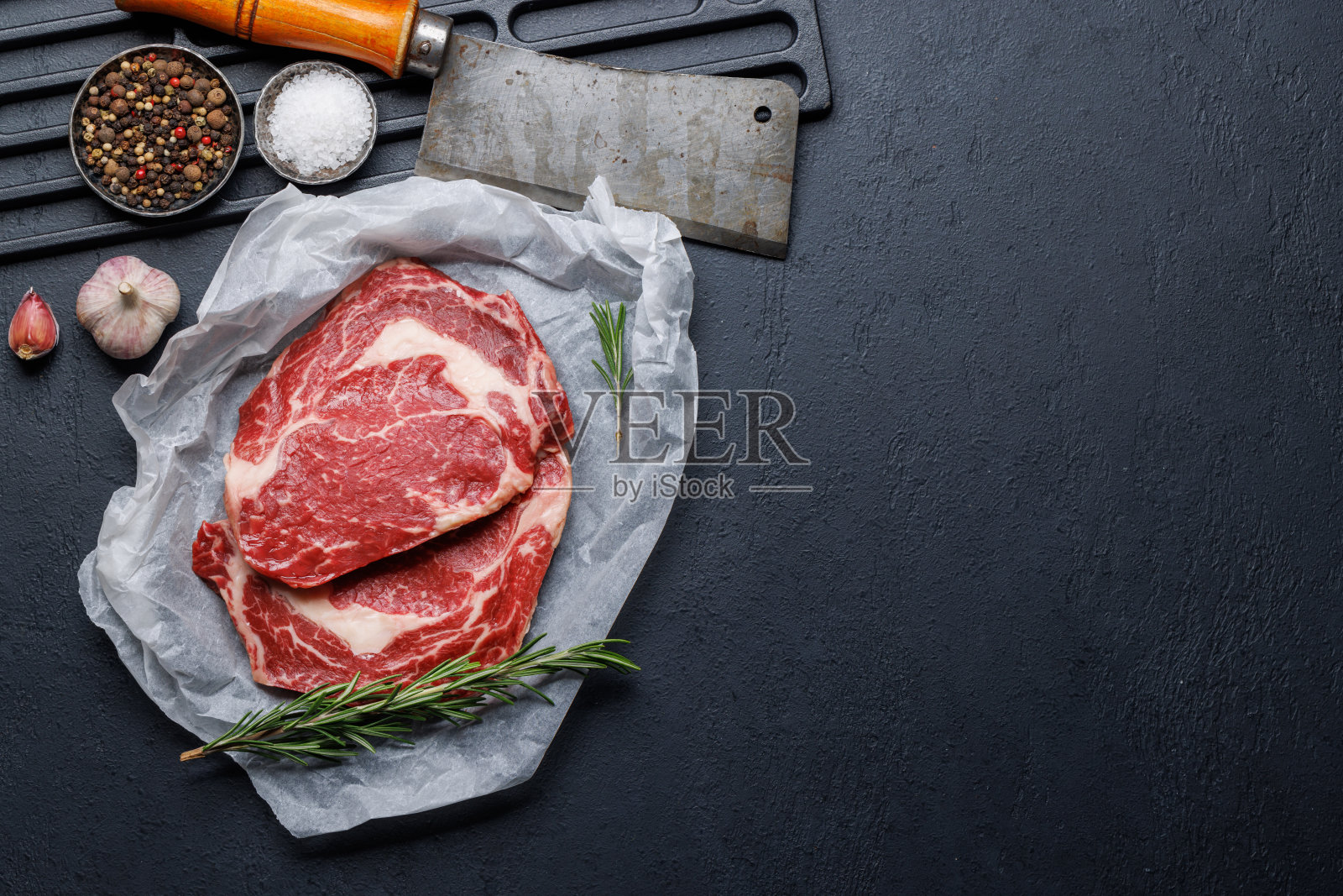 生肋眼牛排配上美味的香料照片摄影图片