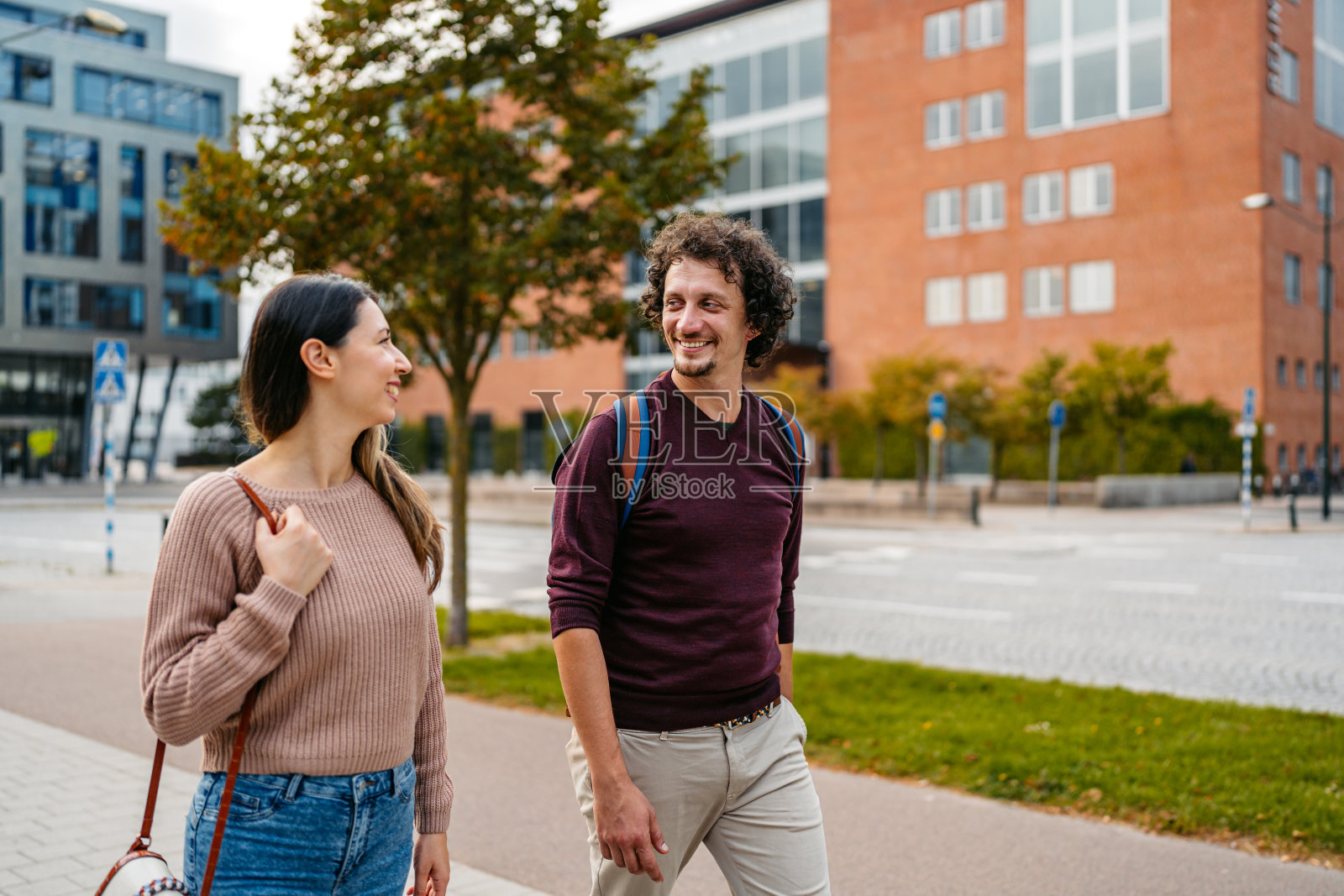 一对走在瑞典马尔默大街上的年轻夫妇照片摄影图片