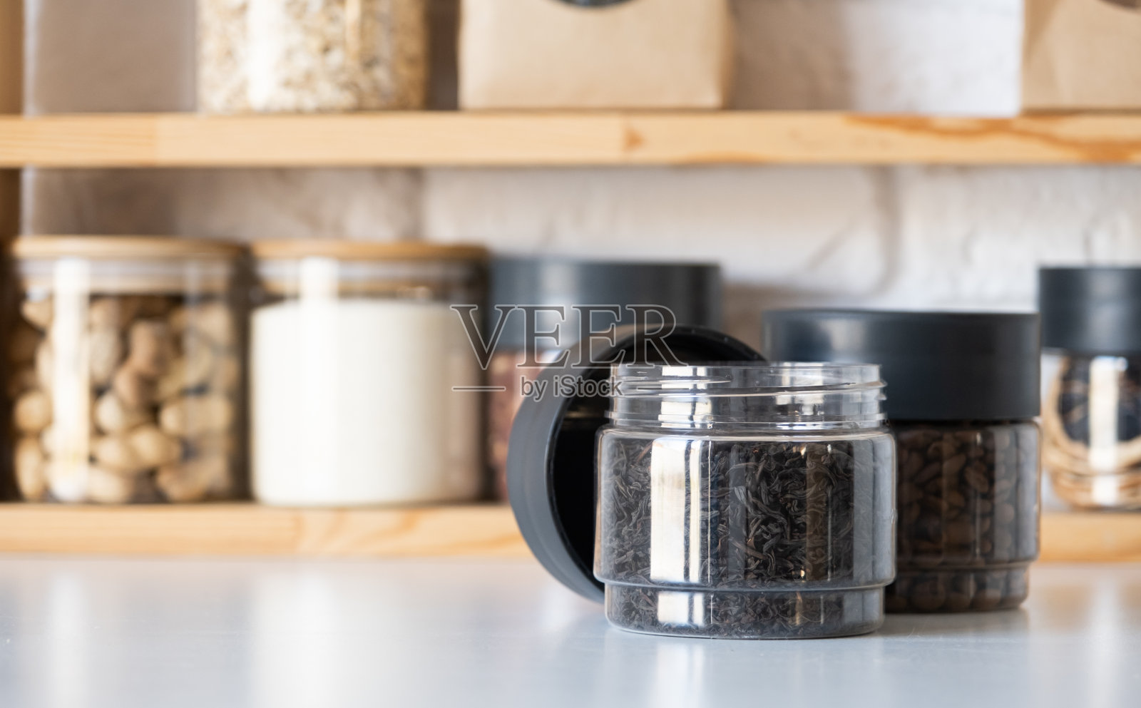 再利用玻璃罐储存干粮，在家过可持续的生活方式照片摄影图片