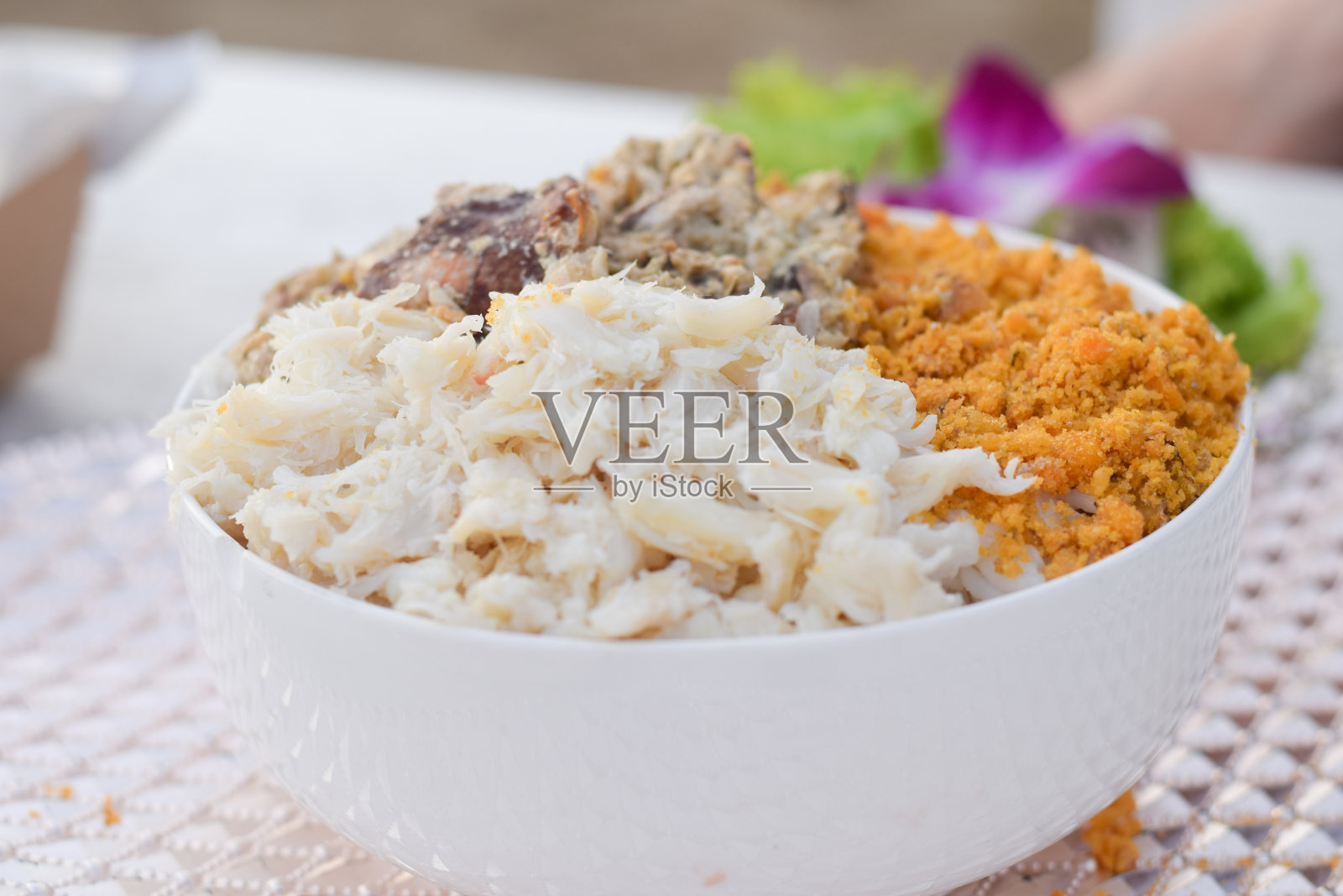 蟹肉海鲜碗照片摄影图片