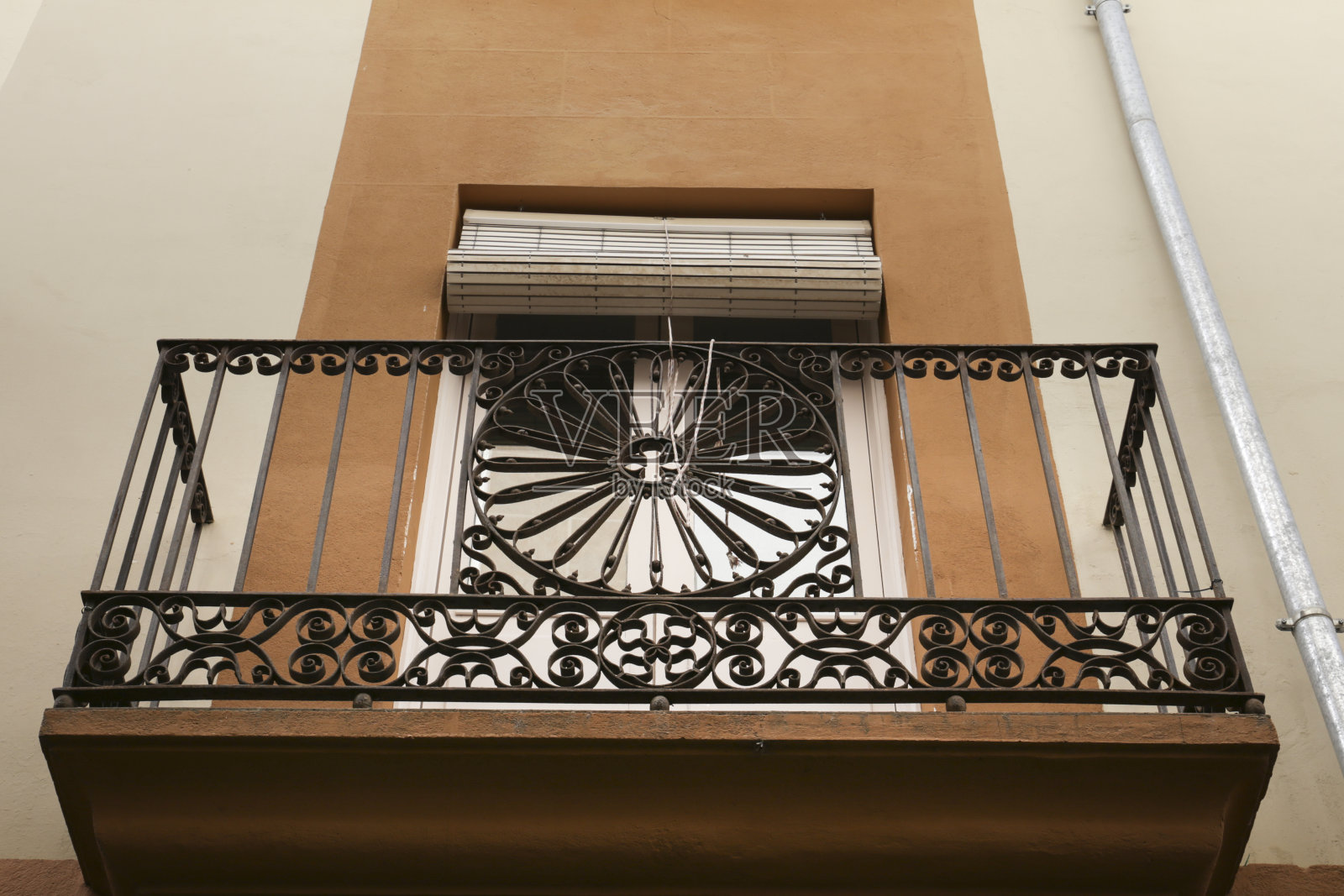 卡塞雷斯市具有锻铁阳台的历史建筑的美丽立面照片摄影图片