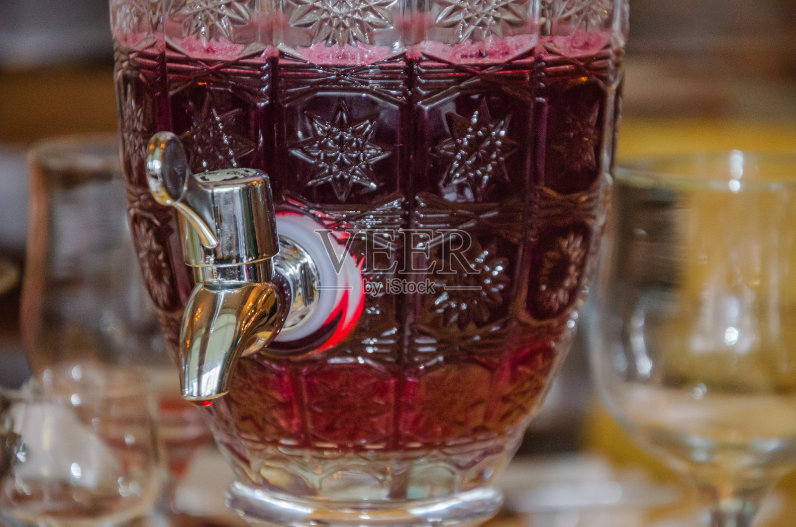 用一个带龙头的玻璃杯喝照片摄影图片