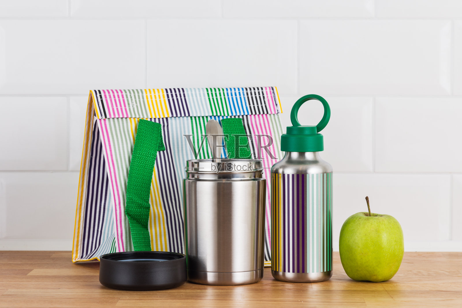 保温瓶运动瓶，水壶和饭盒热饭袋孤立对象在白色背景照片摄影图片