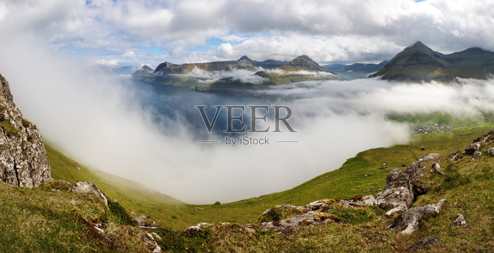 法罗群岛云层之上的山景。照片摄影图片