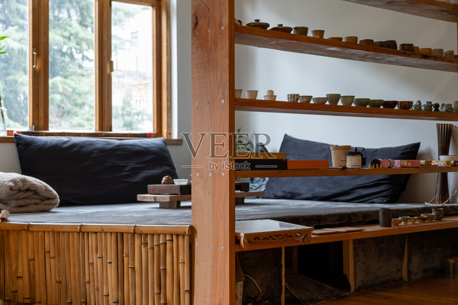 舒适的茶室内部与丰富的迷人的细节照片摄影图片