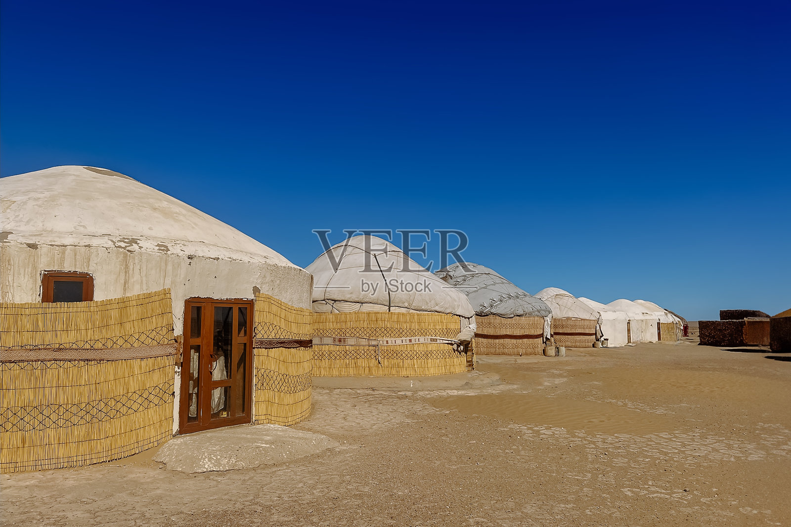 沙漠中的蒙古包定居点照片摄影图片